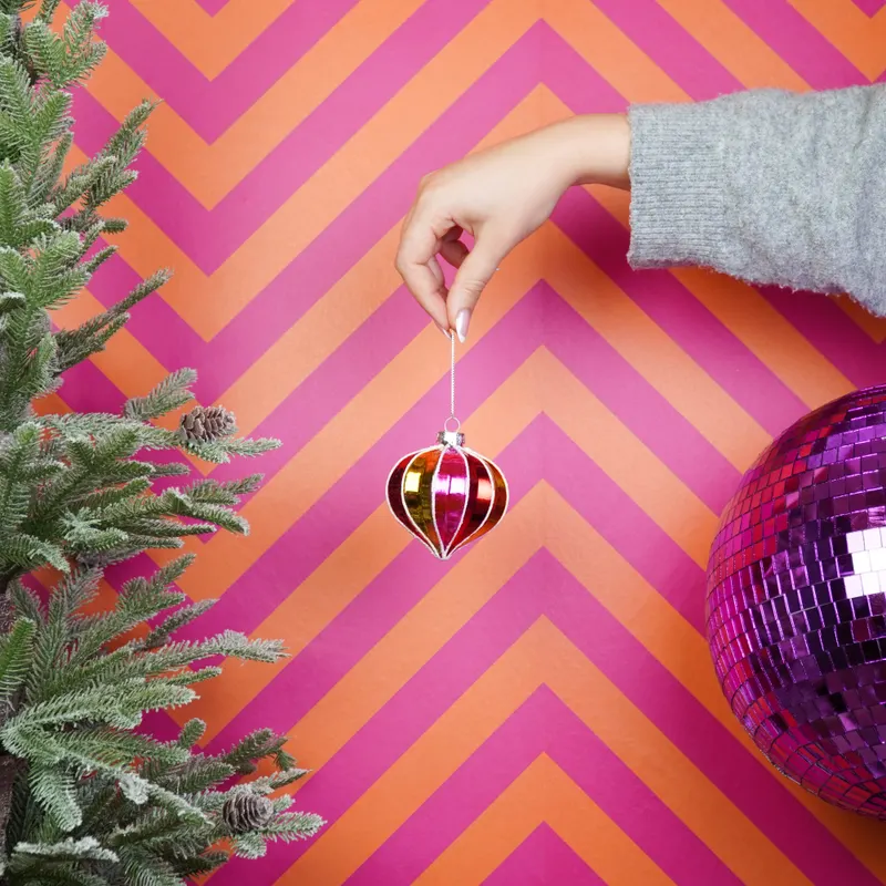 Mehrfarbiger Weihnachtsanhänger in Kugelform aus Glas von Housevitamin in Mehrfarbig, 8 × 8 cm, Ansicht 4