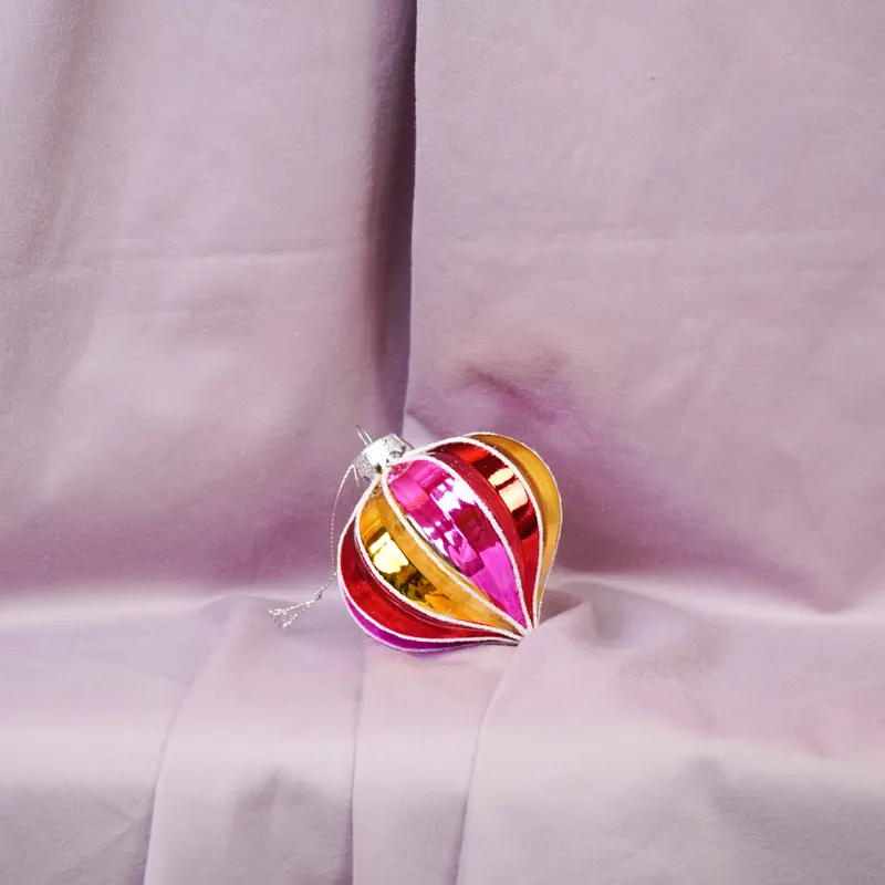 Mehrfarbiger Weihnachtsanhänger in Kugelform aus Glas von Housevitamin in Mehrfarbig, 8 × 8 cm, Ansicht 5