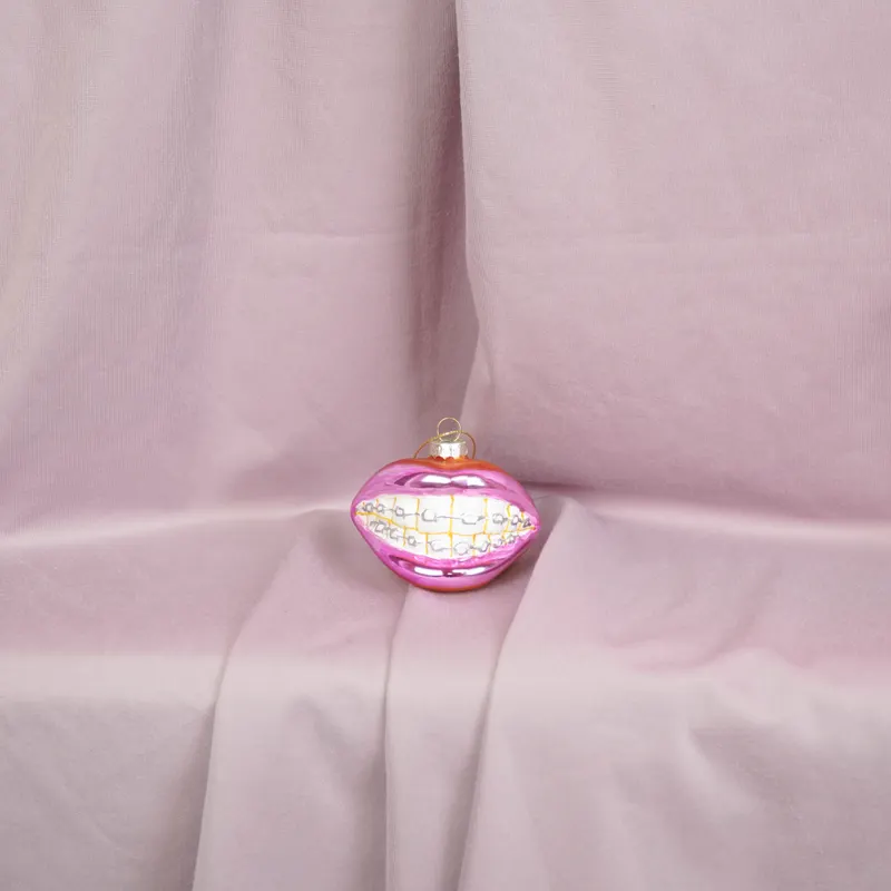 Weihnachtsanhänger mit Lippenmotiv aus rosa Glas von Housevitamin in Rosa, 9 × 6,5 × 6,5 cm, Ansicht 3