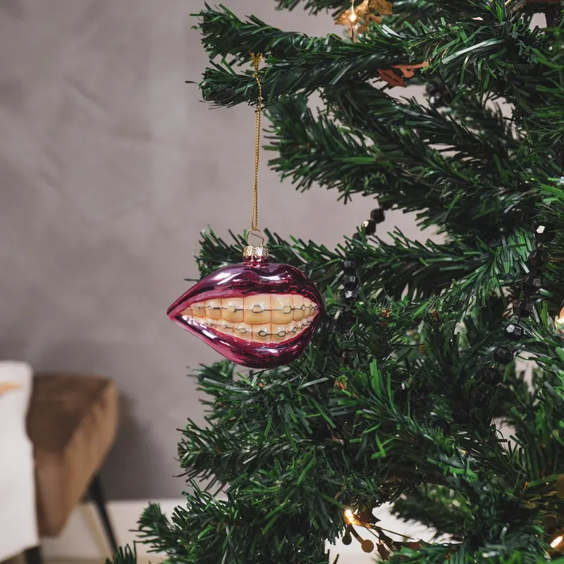 Weihnachtsanhänger mit Lippenmotiv aus rosa Glas von Housevitamin in Rosa, 9 × 6,5 × 6,5 cm, Ansicht 4