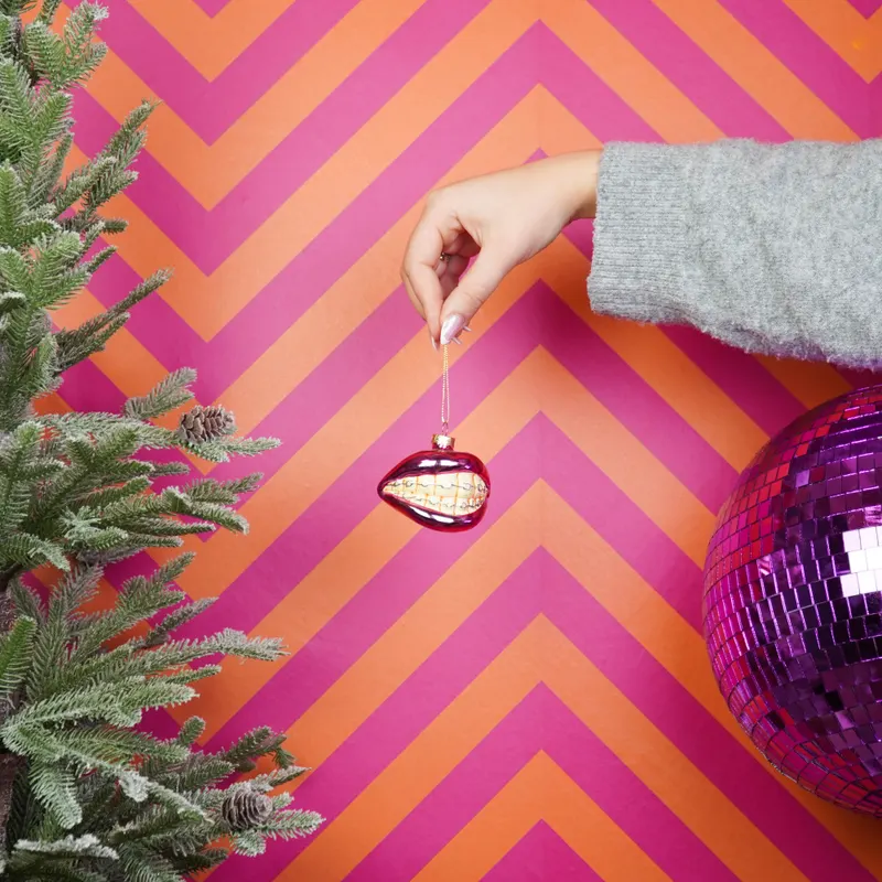 Weihnachtsanhänger mit Lippenmotiv aus rosa Glas von Housevitamin in Rosa, 9 × 6,5 × 6,5 cm, Ansicht 5
