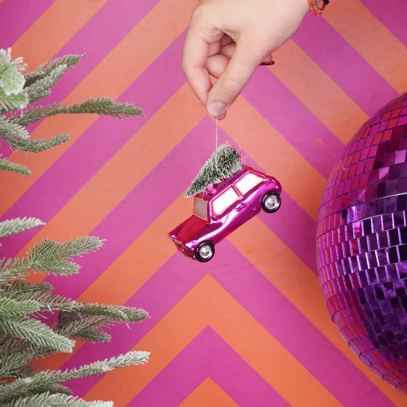 Weihnachtsanhänger „Rosa Auto mit Weihnachtsbaum“ aus Glas von Housevitamin in Rosa, 10 × 5 × 7 cm, Ansicht 2