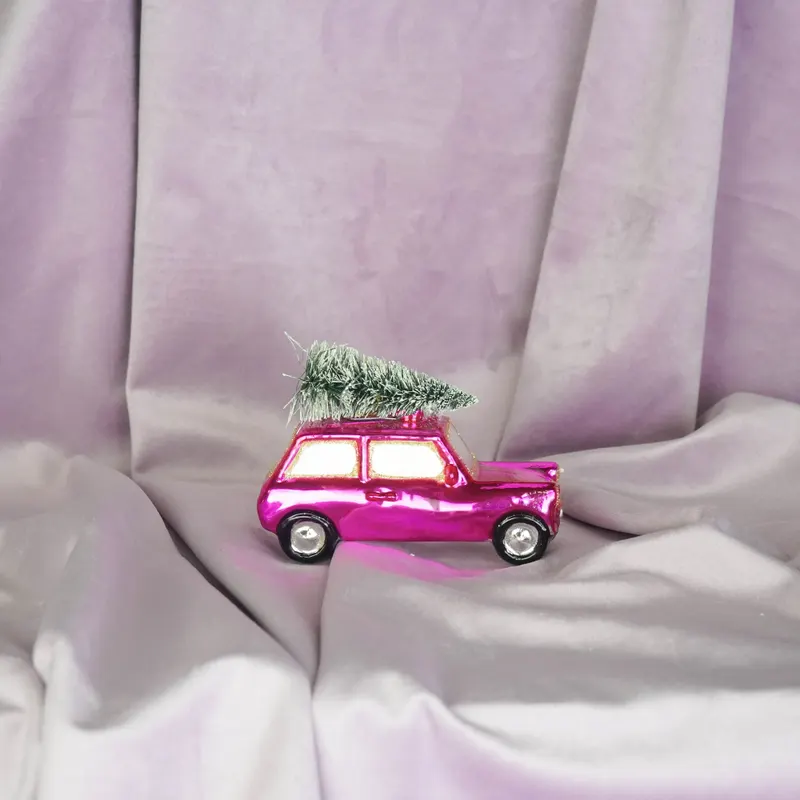 Weihnachtsanhänger „Rosa Auto mit Weihnachtsbaum“ aus Glas von Housevitamin in Rosa, 10 × 5 × 7 cm, Ansicht 3