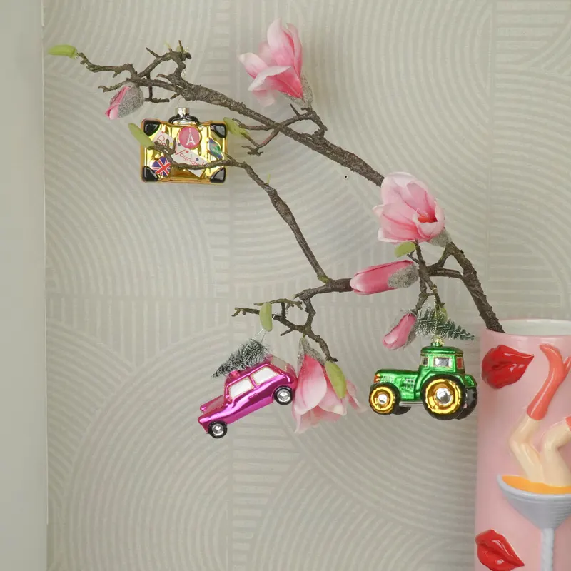 Weihnachtsanhänger „Rosa Auto mit Weihnachtsbaum“ aus Glas von Housevitamin in Rosa, 10 × 5 × 7 cm, Ansicht 4