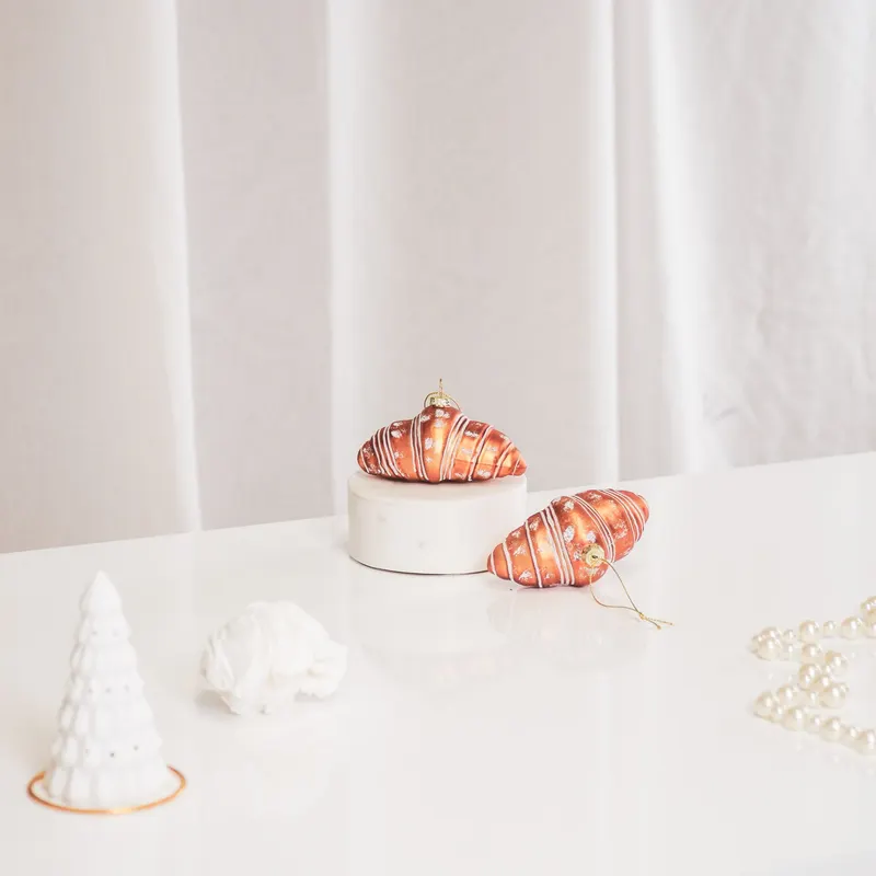 Weihnachtsanhänger mit Croissant-Motiv aus Glas von Housevitamin, 9,5 × 5 × 4,5 cm, Ansicht 5