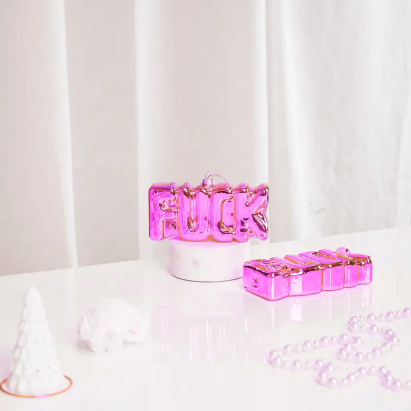 Weihnachtsanhänger „Fuck“ aus Glas in Pink von Housevitamin in Pink, Ansicht 3