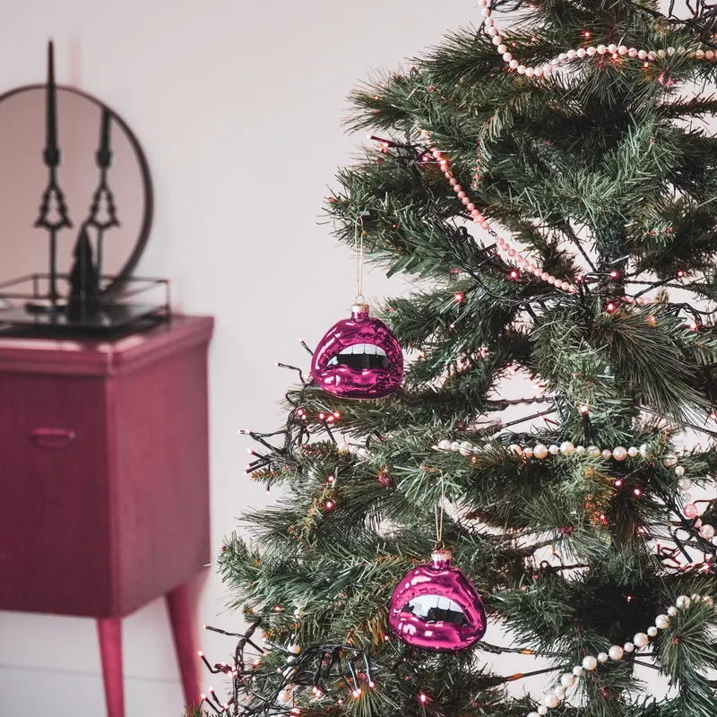 Weihnachtsanhänger Lippen aus Glas in Pink von Housevitamin in Pink, 8,5 × 3,5 × 8,5 cm, Ansicht 3