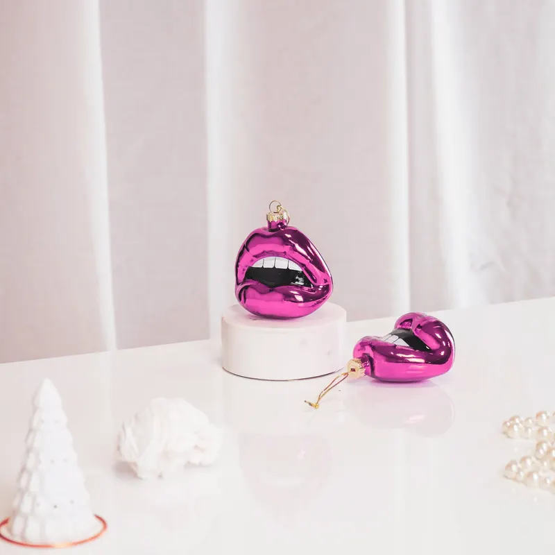Weihnachtsanhänger Lippen aus Glas in Pink von Housevitamin in Pink, 8,5 × 3,5 × 8,5 cm, Ansicht 4