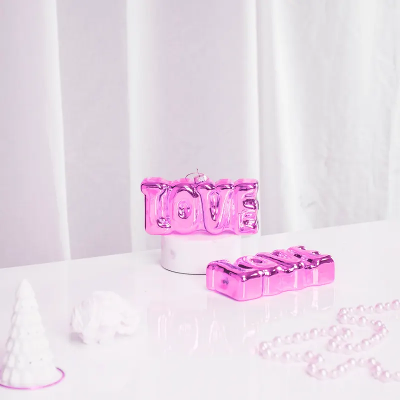 Love-Weihnachtsanhänger aus Glas in Rosa von Housevitamin in Rosa, Ansicht 2