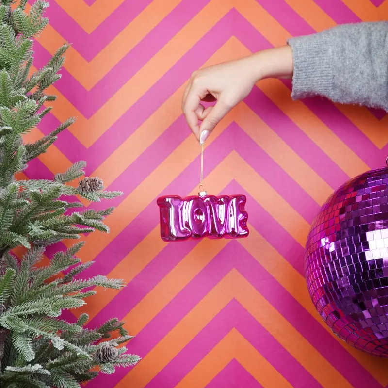 Love-Weihnachtsanhänger aus Glas in Rosa von Housevitamin in Rosa, Ansicht 3
