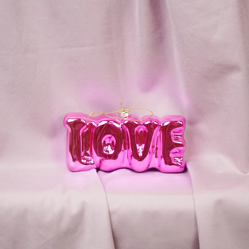 Love-Weihnachtsanhänger aus Glas in Rosa von Housevitamin in Rosa, Ansicht 4