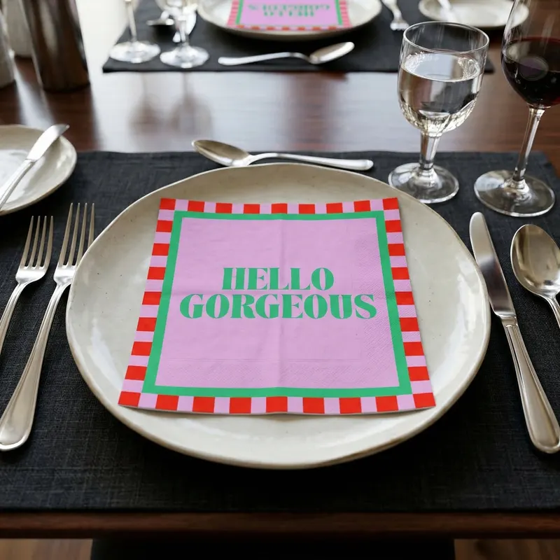 Papierservietten „Hello Gorgeous“ aus FSC-zertifiziertem Papier von Housevitamin in Pink, Rot und Grün, 33 × 33 cm, Ansicht 4