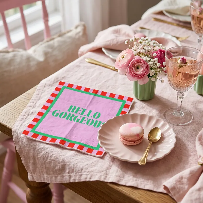 Papierservietten „Hello Gorgeous“ aus FSC-zertifiziertem Papier von Housevitamin in Pink, Rot und Grün, 33 × 33 cm, Ansicht 5