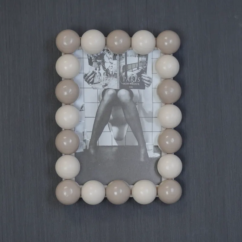 Bilderrahmen Bubbles aus MDF mit Perlenrand von Housevitamin in Sand/Taupe, 18,5 × 13,5 cm, Ansicht 3
