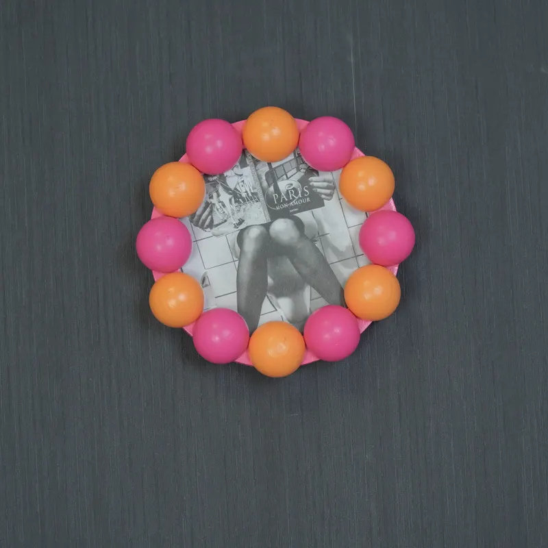 Bilderrahmen Bubbles aus MDF mit Perlenrand von Housevitamin in Neonpink/Orange, 14,5 × 14,5 cm, Ansicht 3