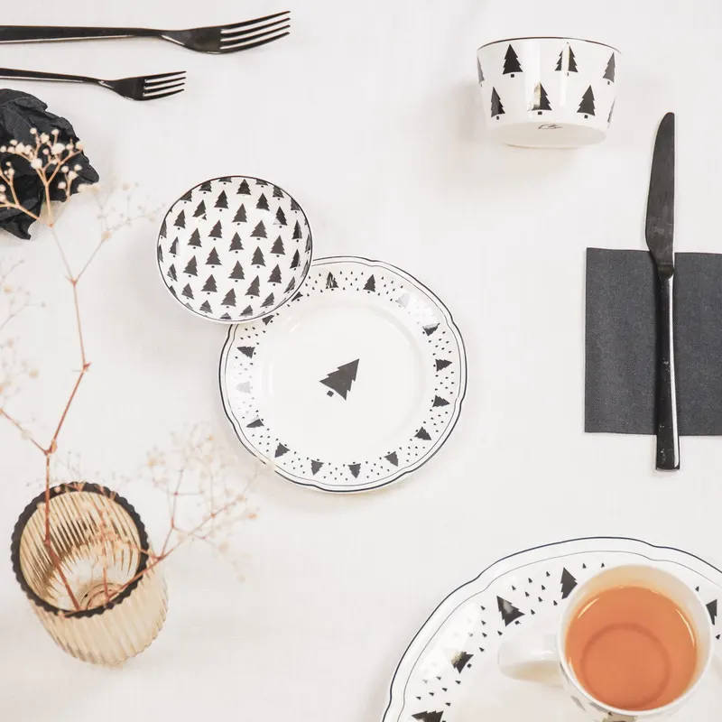 Weihnachtsteller mit Tannenbaummotiv aus New Bone China von Housevitamin in Schwarz-Weiß, Ansicht 4