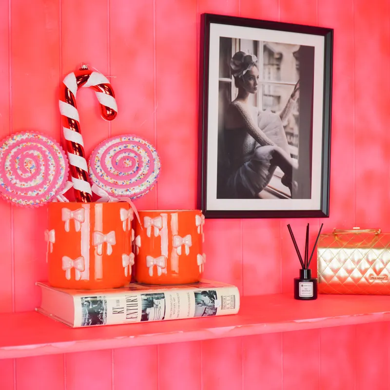 Blumentopf Bow aus Dolomit mit bunten Schleifen von Housevitamin in Orange/Pink, 12,5 × 12,5 × 13 cm, Ansicht 4