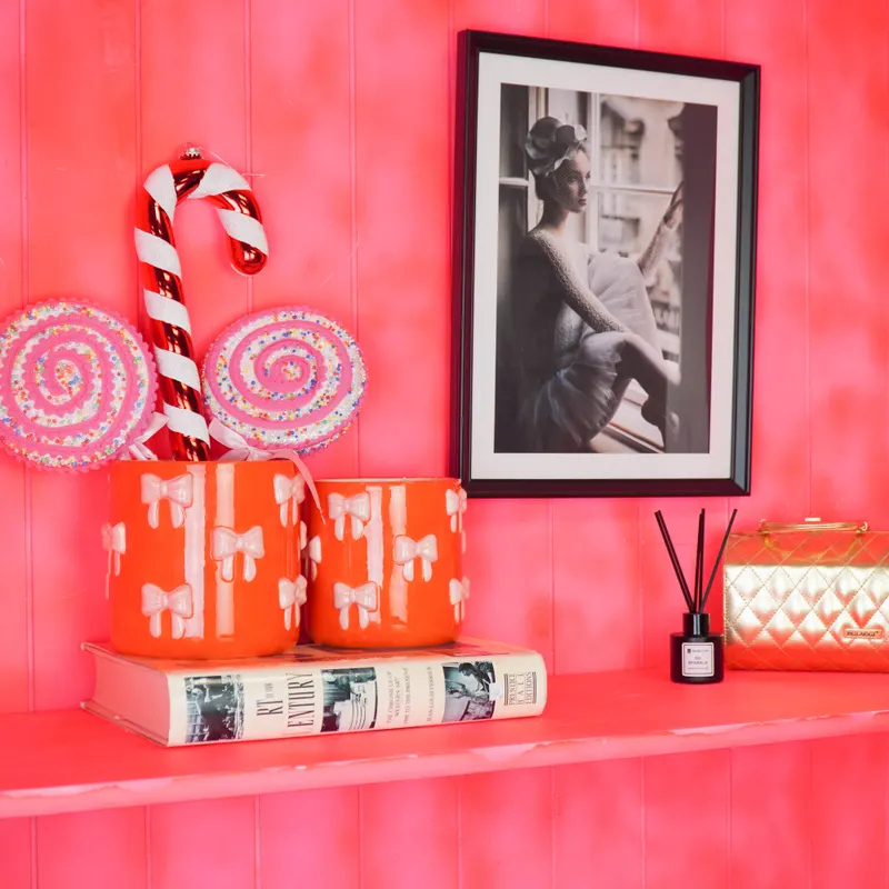 Blumentopf Bow aus Dolomit mit bunten Schleifen von Housevitamin in Orange/Pink, 15,5 × 15,5 × 16 cm, Ansicht 3
