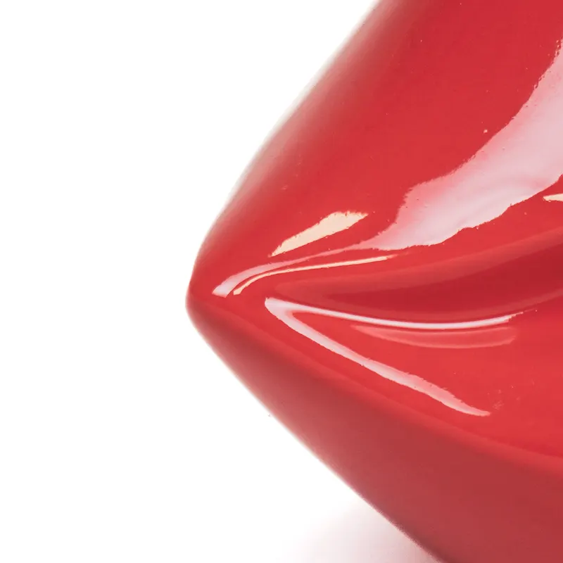 Lippenvase aus roter Keramik mit mundförmiger Silhouette von Housevitamin in Rot, 21 × 19 × 11 cm, Ansicht 3