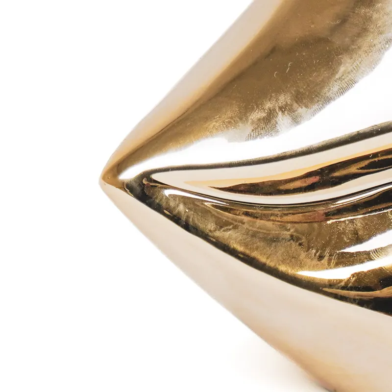 Lippenvase aus Keramik in Goldoptik als dekoratives Wohnobjekt von Housevitamin in Goldfarben, 21 × 19 × 11 cm, Ansicht 4