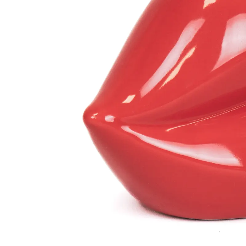 Rote Keramikvase in Lippenform für Blumen und Deko von Housevitamin in Rot, 15,5 × 6,5 × 7,5 cm, Ansicht 4
