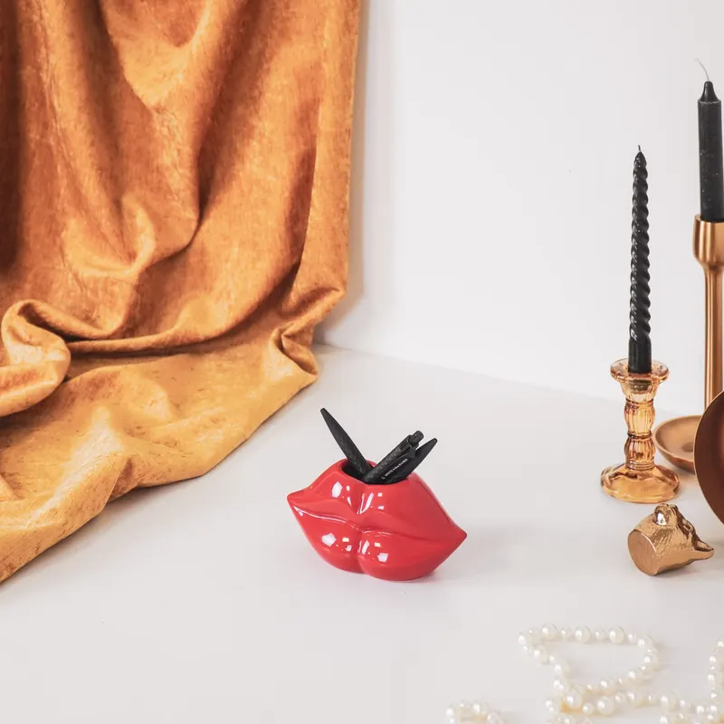 Rote Keramikvase in Lippenform für Blumen und Deko von Housevitamin in Rot, 15,5 × 6,5 × 7,5 cm, Ansicht 7