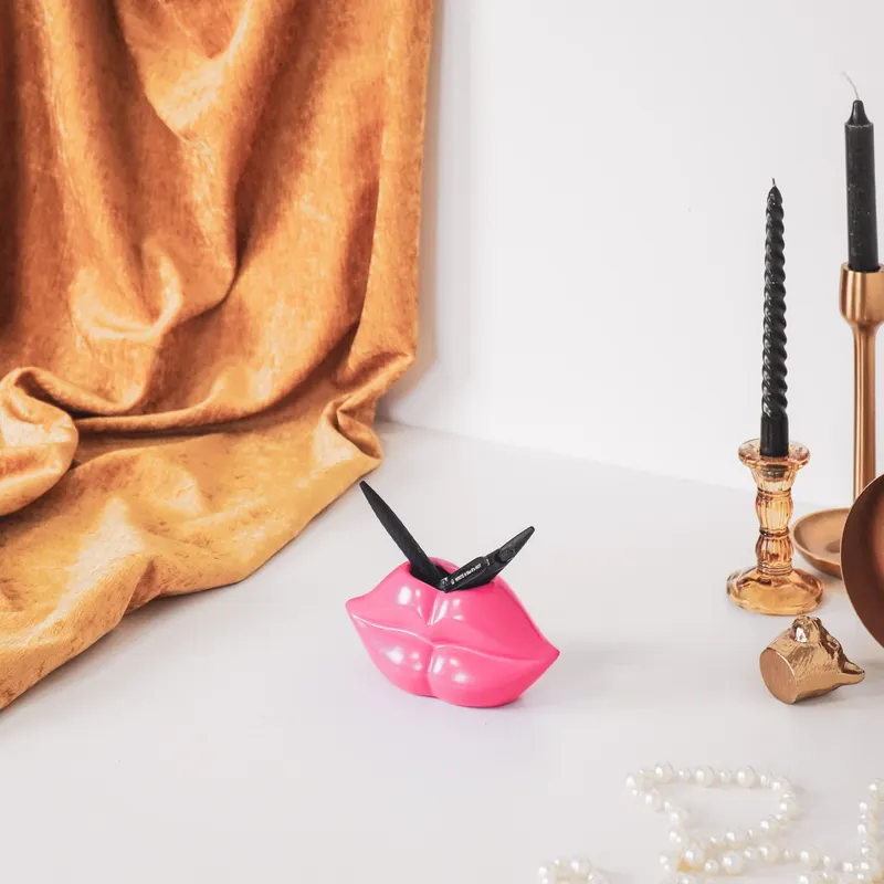 Keramikvase in Lippenform für dekorative Akzente von Housevitamin in Neonpink, 15,5 × 6,5 × 7,5 cm, Ansicht 8
