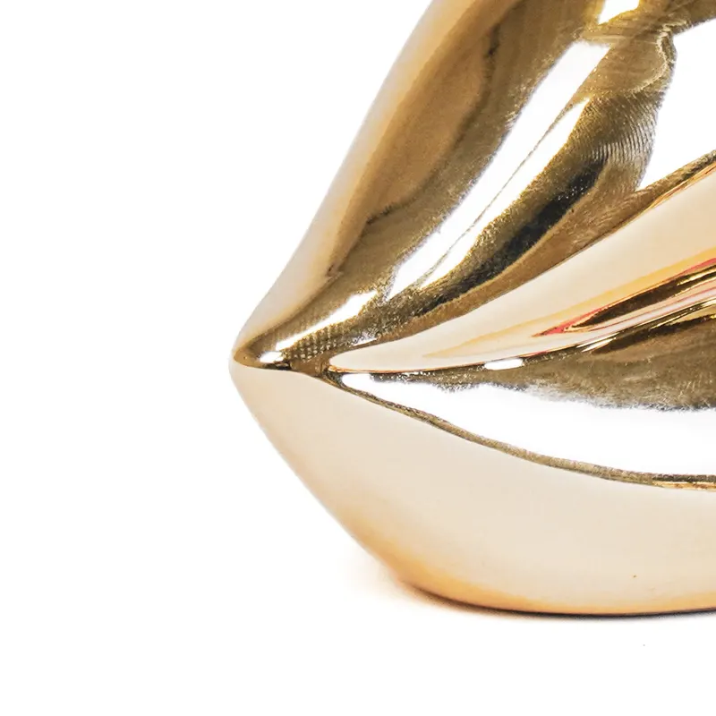 Lippenvase aus Keramik in goldfarbener Optik von Housevitamin in Goldfarben, 15,5 × 6,5 × 7,5 cm, Ansicht 4