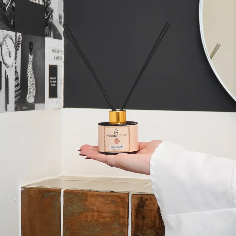 Raumduft Amber mit schwarzen Duftstäbchen in Glasflasche von Housevitamin, 100 ml, Ansicht 2