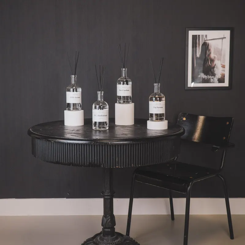 Raumduft-Diffuser Rue Cambon Paris aus Glas mit Bergamotte von Housevitamin in Schwarze Duftstäbchen, Flasche: 8 × 8 × 20 cm; Flasche mit Stäbchen: 8 × 32,5 cm, Ansicht 2