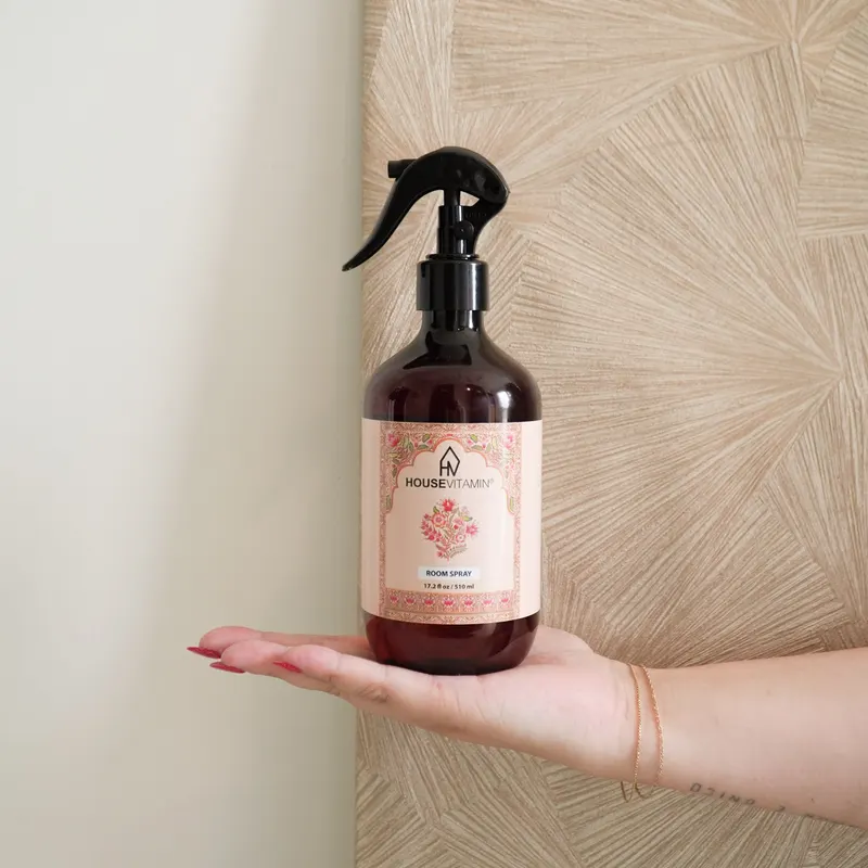 Raumspray mit Amberduft und bunter Kunststoff-Pumpflasche von Housevitamin, Ansicht 2