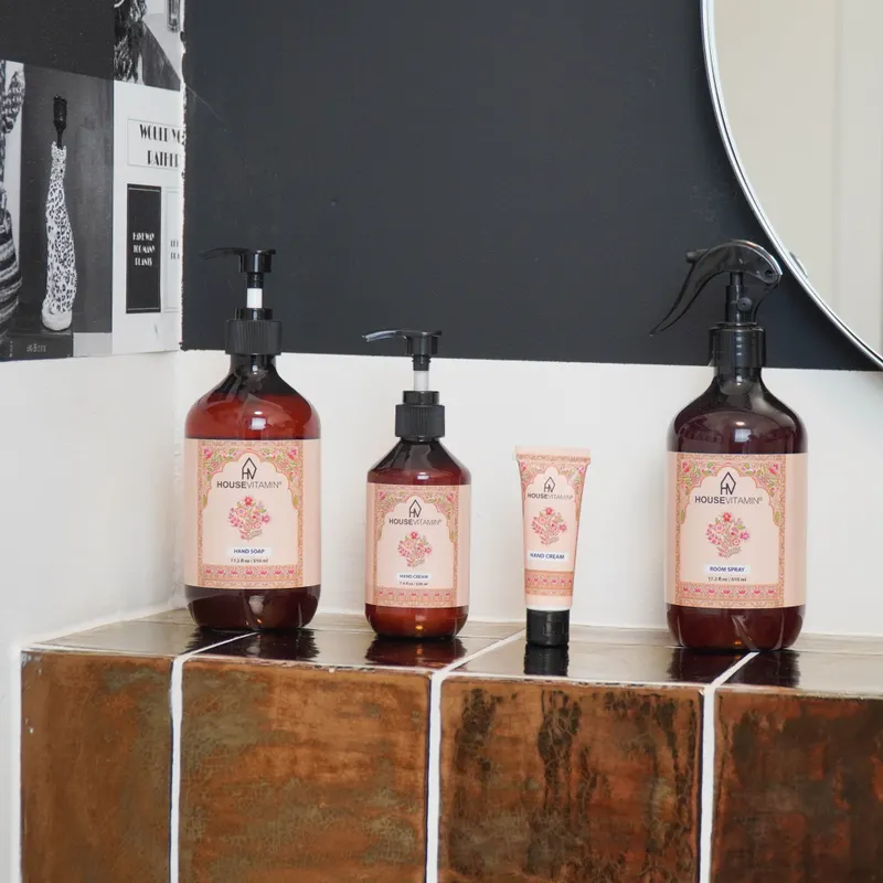 Raumspray mit Amberduft und bunter Kunststoff-Pumpflasche von Housevitamin, Ansicht 5