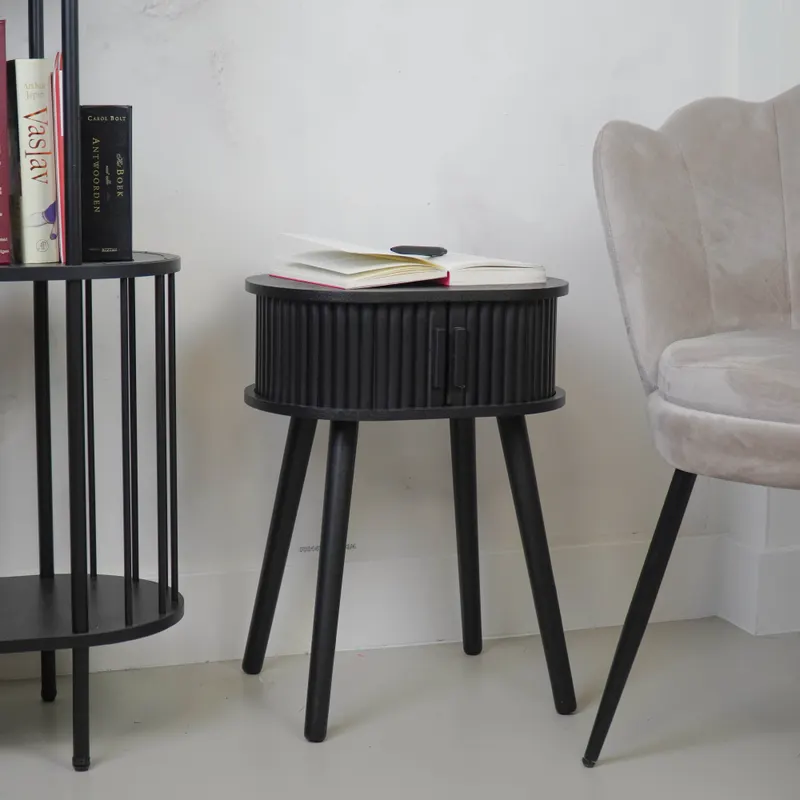 Beistelltisch „Let’s Slat“ aus MDF mit Lamellentüren, schwarz von Housevitamin in Schwarz, 40 × 30 × 53 cm, Ansicht 2