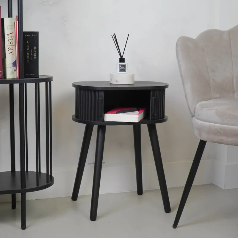 Beistelltisch „Let’s Slat“ aus MDF mit Lamellentüren, schwarz von Housevitamin in Schwarz, 40 × 30 × 53 cm, Ansicht 4