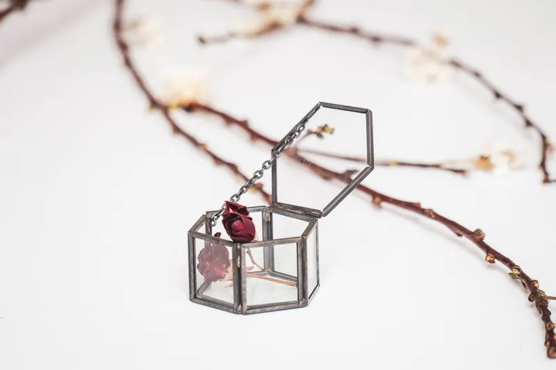 Sechseckige Deko-Aufbewahrungsbox aus Metall und Glas von Housevitamin in Schwarz, 6 × 5,5 × 3,5 cm, Ansicht 4
