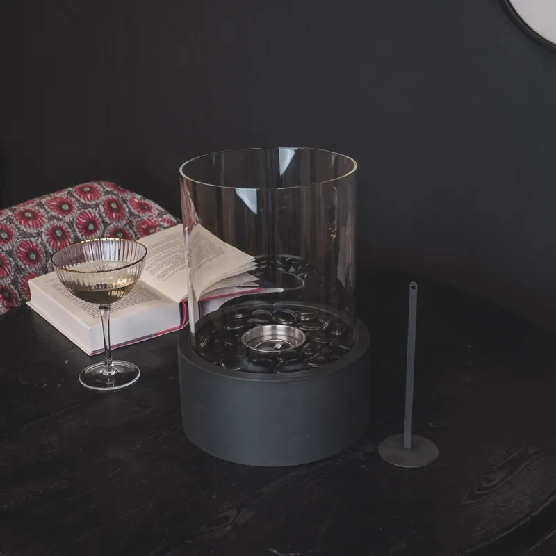 Runder Tischkamin aus Metall und Glas für Bioethanol von Housevitamin in Schwarz, 21 × 21 × 28 cm, Ansicht 3