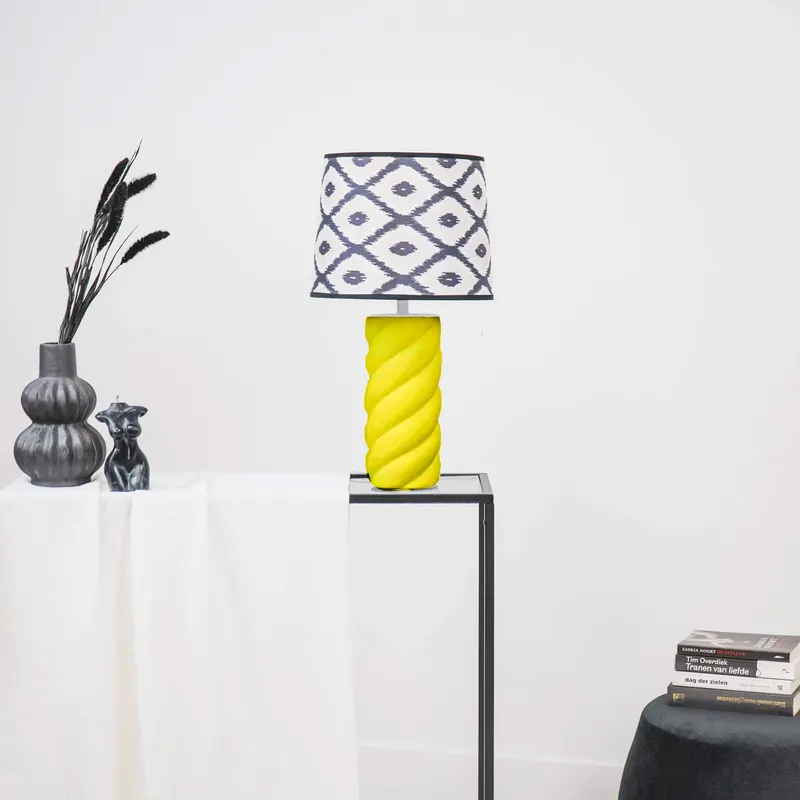 Gedrehte Keramik-Tischlampe mit E27-Fassung von Housevitamin in Neongelb, 12 × 12 × 28 cm, Ansicht 2