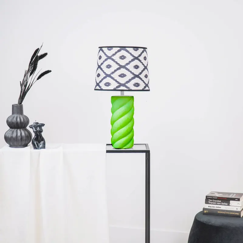 Gedrehte Keramik-Tischlampe mit E27-Fassung von Housevitamin in Neongrün, 12 × 12 × 28 cm, Ansicht 2