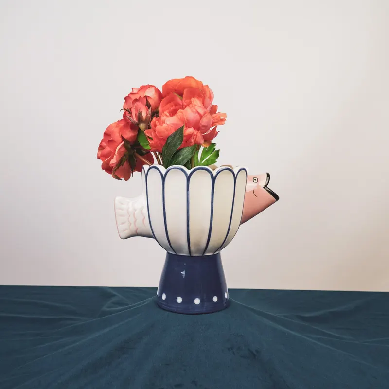 Dolomitvase mit Fischmotiv in Blau, Weiß und Rosa von Housevitamin in Blau, 21 × 13,5 × 18 cm, Ansicht 4