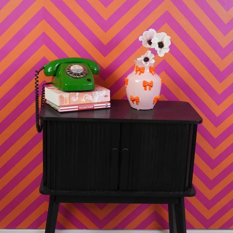 Vase Ribbons aus Dolomit mit Schleifen- und Linienmotiv von Housevitamin in Pink/Orange, 14 × 14 × 19 cm, Ansicht 2