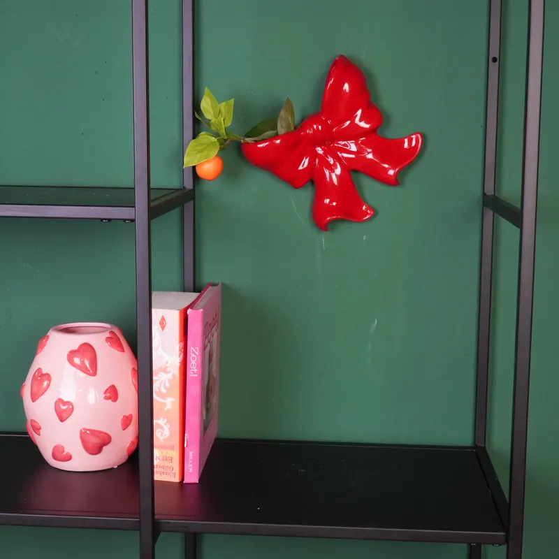 Keramische Wandvase Bow in Rot mit Schleifenform von Housevitamin in Rot, 19 × 18,5 × 5,5 cm, Ansicht 3