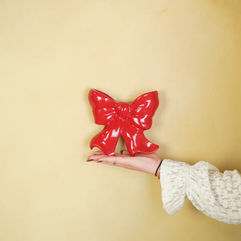 Keramische Wandvase Bow in Rot mit Schleifenform von Housevitamin in Rot, 19 × 18,5 × 5,5 cm, Ansicht 4