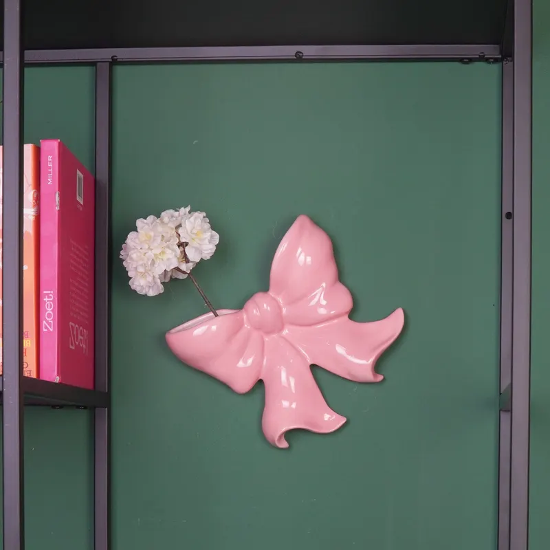 Keramik-Wandvase Bow mit Schleifenmotiv in Rosa von Housevitamin in Rosa, 19 × 18,5 × 5,5 cm, Ansicht 3