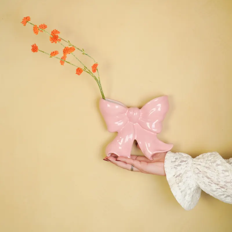 Keramik-Wandvase Bow mit Schleifenmotiv in Rosa von Housevitamin in Rosa, 19 × 18,5 × 5,5 cm, Ansicht 4