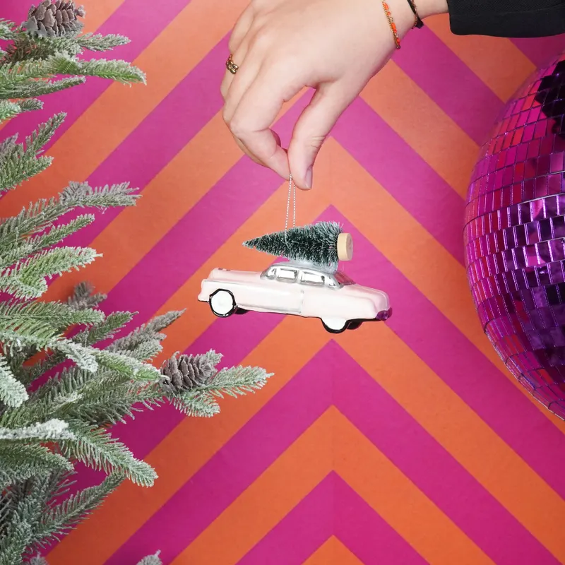 Weihnachtsanhänger Auto aus Glas in Pink von Housevitamin in Pink, 12 × 5 × 7 cm, Ansicht 4