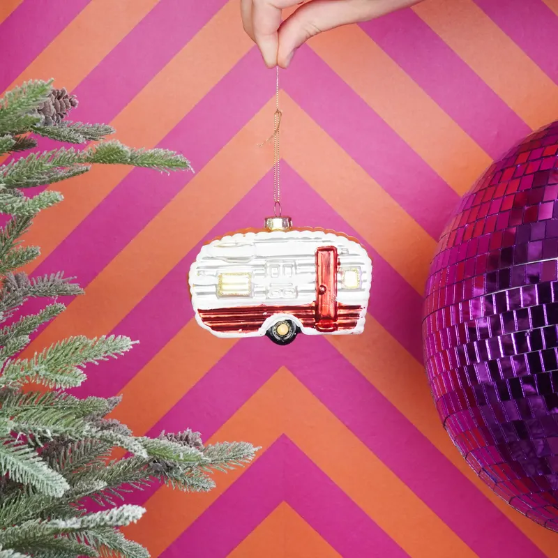Weihnachtsanhänger Wohnwagen aus Glas in Weiß-Rot von Housevitamin in Weiß/Rot, 11,5 × 5 × 8 cm, Ansicht 2