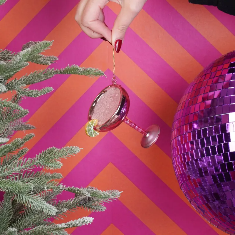 Weihnachtsanhänger Cocktail mit Limettendetail aus Glas von Housevitamin in Rosa mit Limettendetail, 7 × 8,5 × 10 cm, Ansicht 2