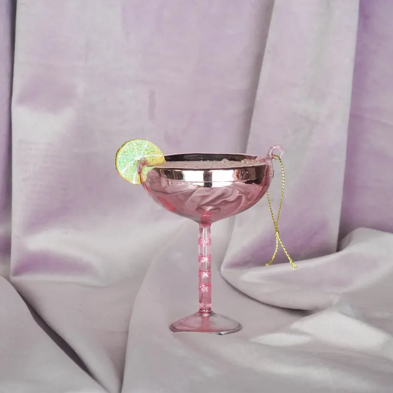 Weihnachtsanhänger Cocktail mit Limettendetail aus Glas von Housevitamin in Rosa mit Limettendetail, 7 × 8,5 × 10 cm, Ansicht 3