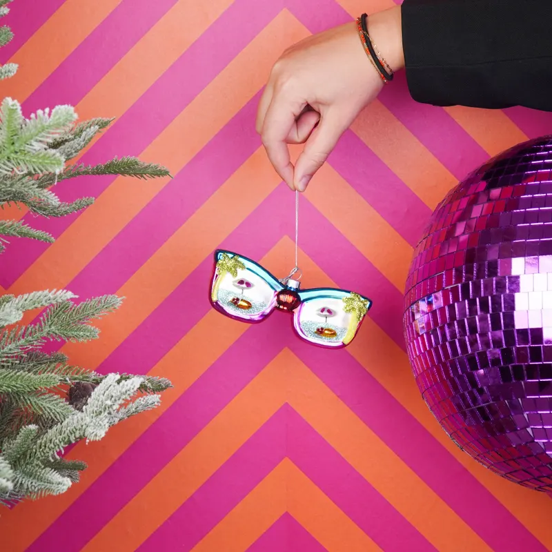 Weihnachtsanhänger Disco-Sonnenbrille aus mehrfarbigem Glas von Housevitamin in Mehrfarbig, 13,5 × 2 × 4 cm, Ansicht 3