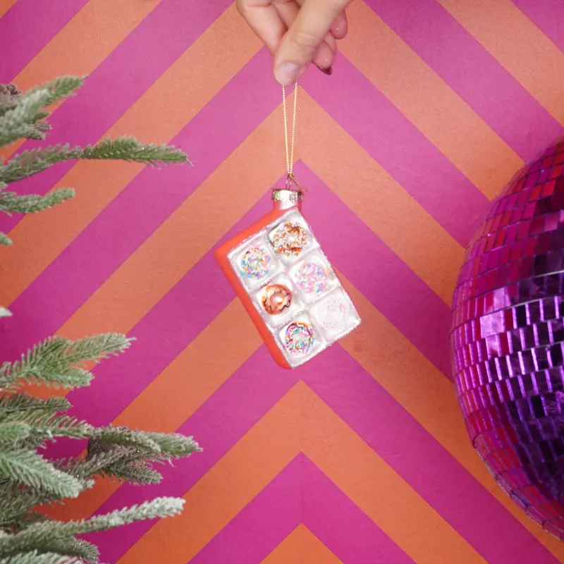 Weihnachtsanhänger Donut-Schachtel aus mehrfarbigem Glas von Housevitamin in Mehrfarbig, 6 × 3 × 9 cm, Ansicht 2